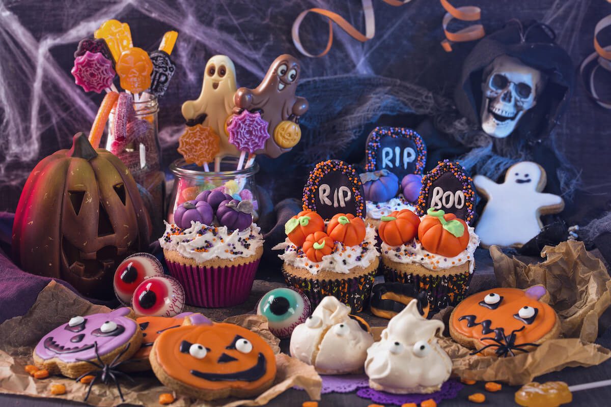 Halloween house decorations: cookies and pastries