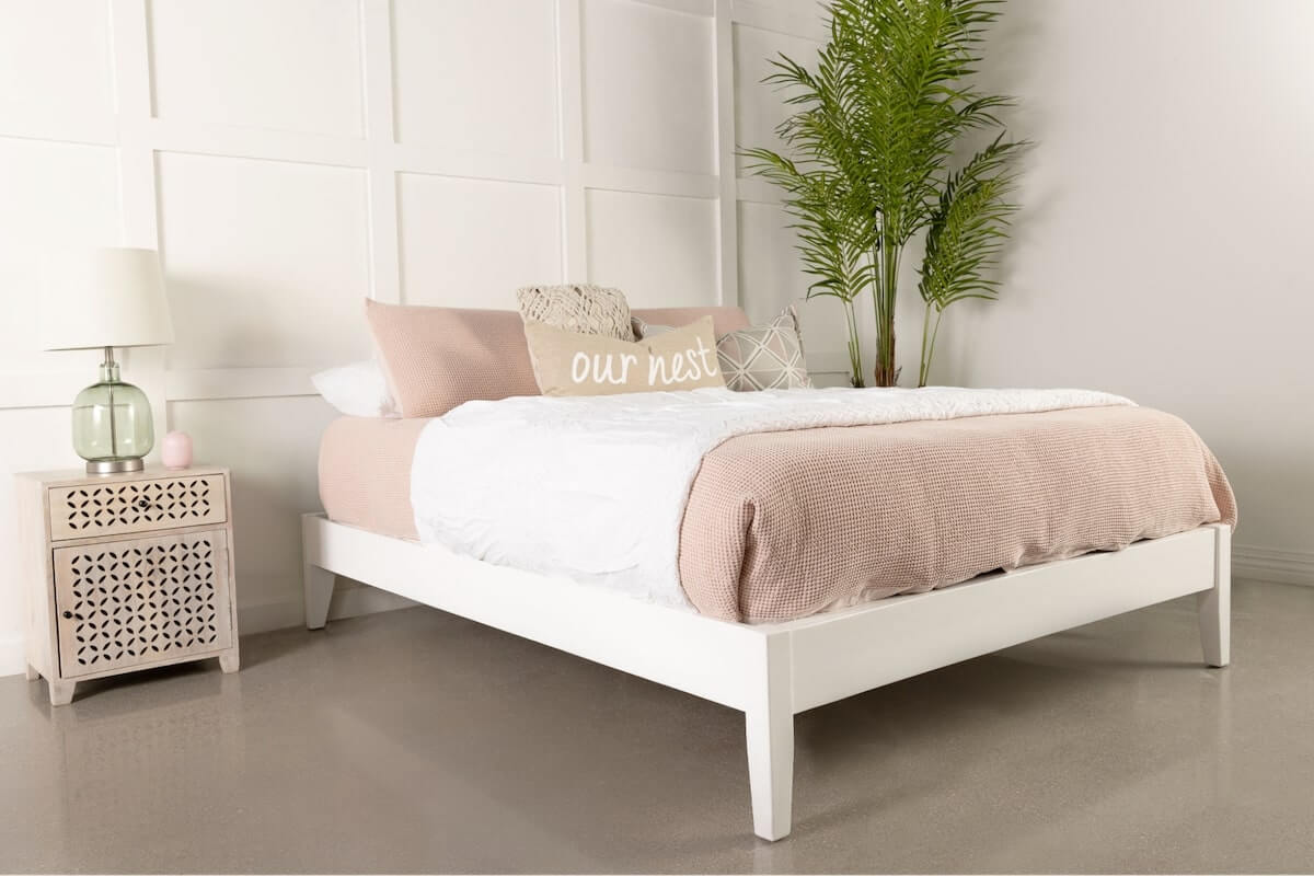 Loft bedroom: Hounslow Platform Eastern King Bed White