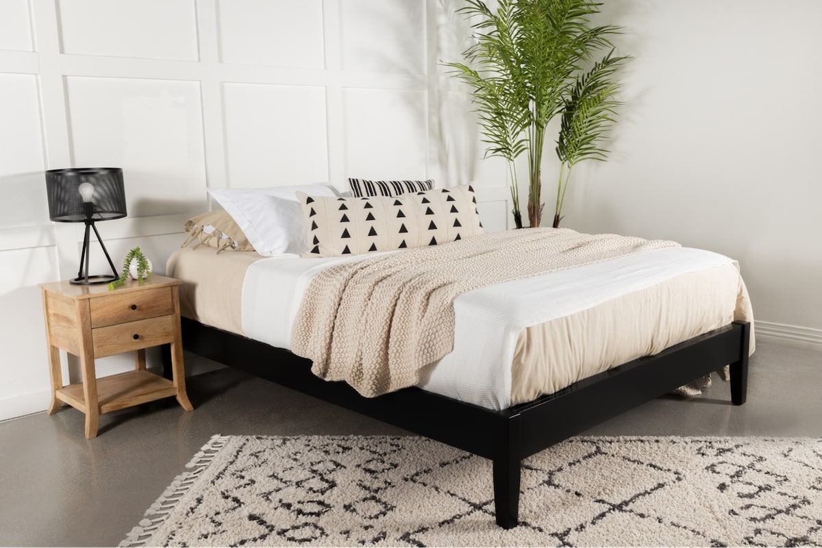 Modern loft: Hounslow Platform Queen Bed Black