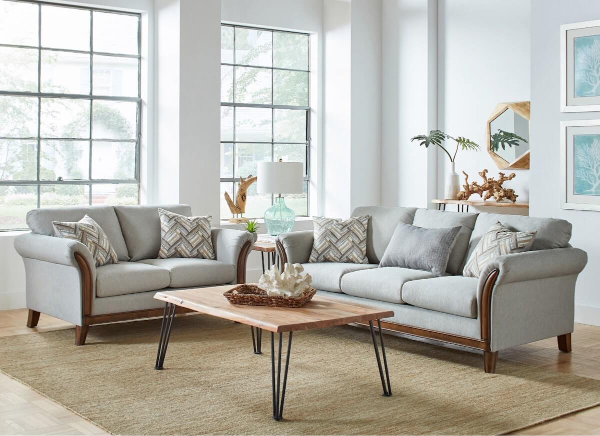 Whether you live near the beach or miles away, learn how to rock the coastal decor look for laid-back elegance that makes a splash.