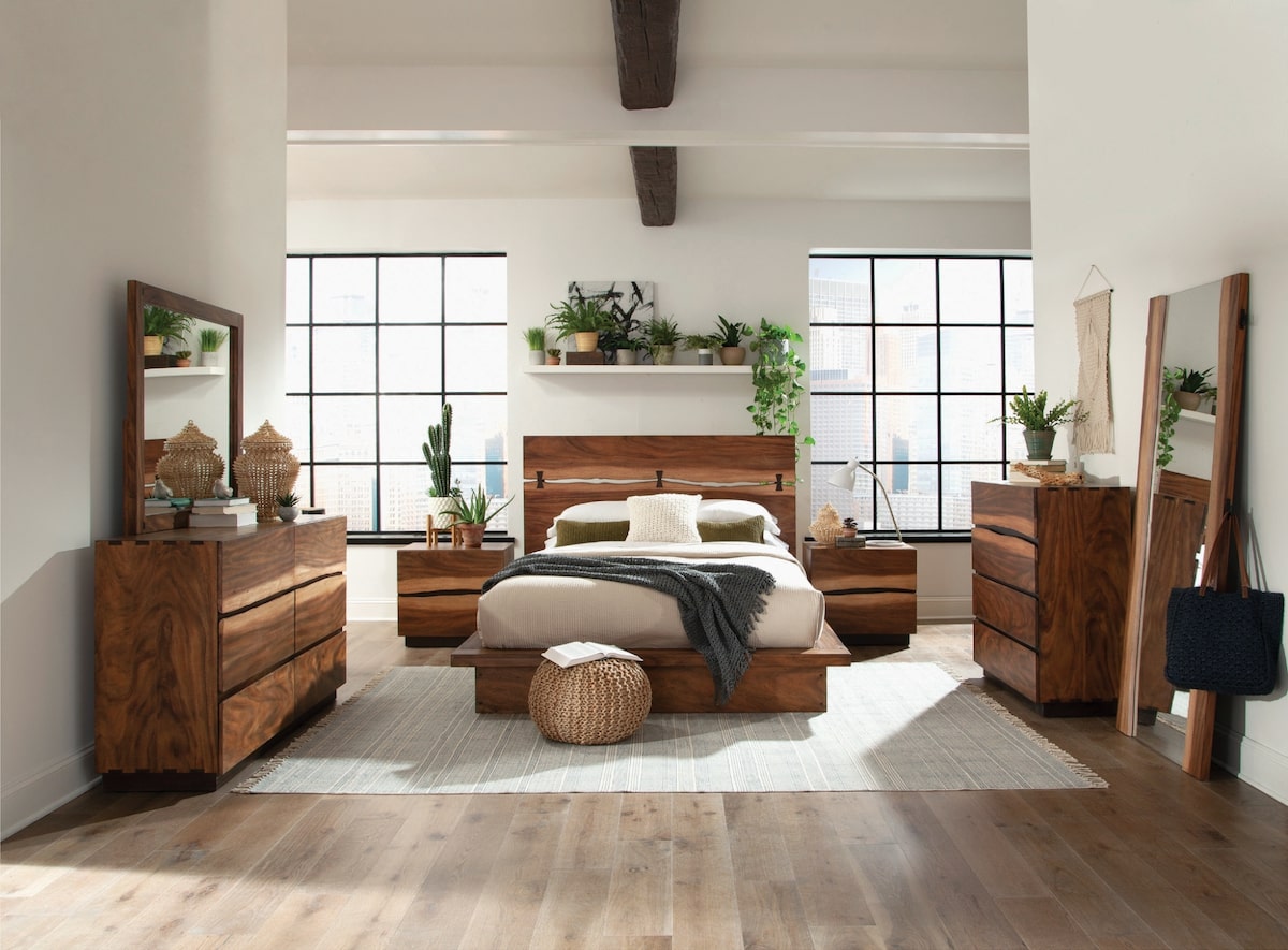 In this bright and earthy bedroom, @jaimeeroseinteriors layers