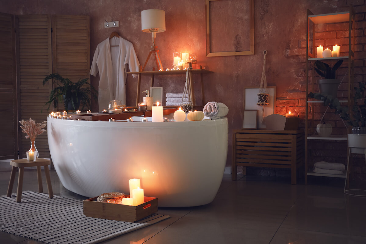 Bathroom decor: bathroom with candles