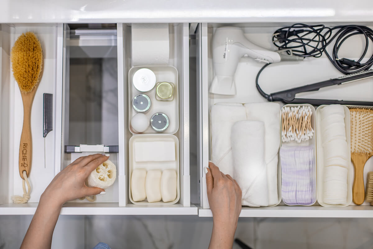 Bathroom decor: bathroom with organized drawers