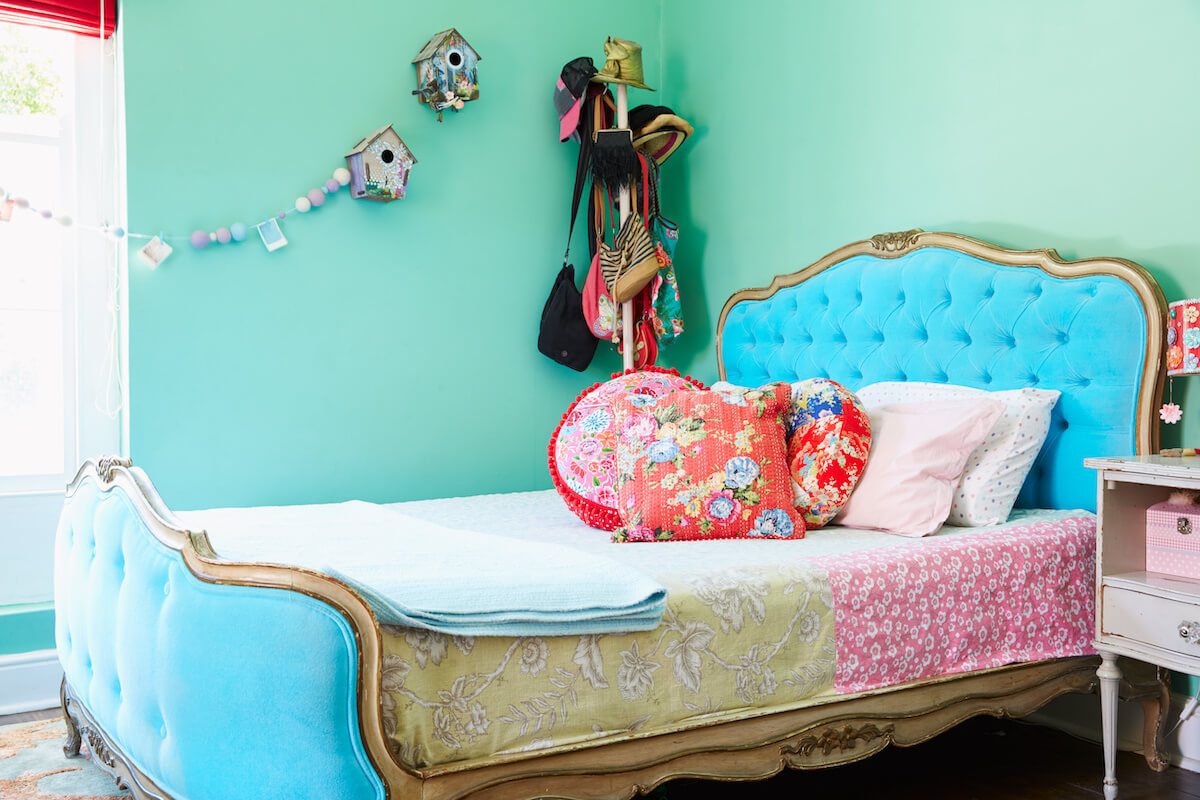 Eclectic interior design: colorful bedroom