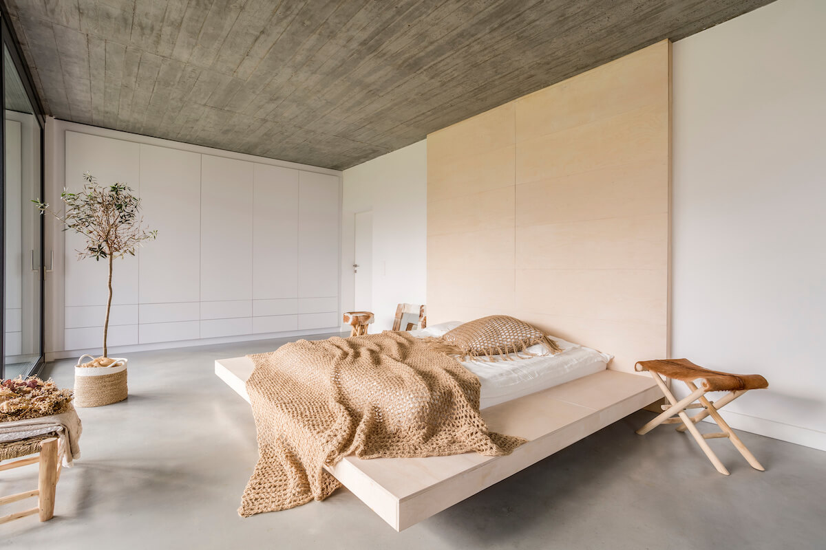 In this bright and earthy bedroom, @jaimeeroseinteriors layers