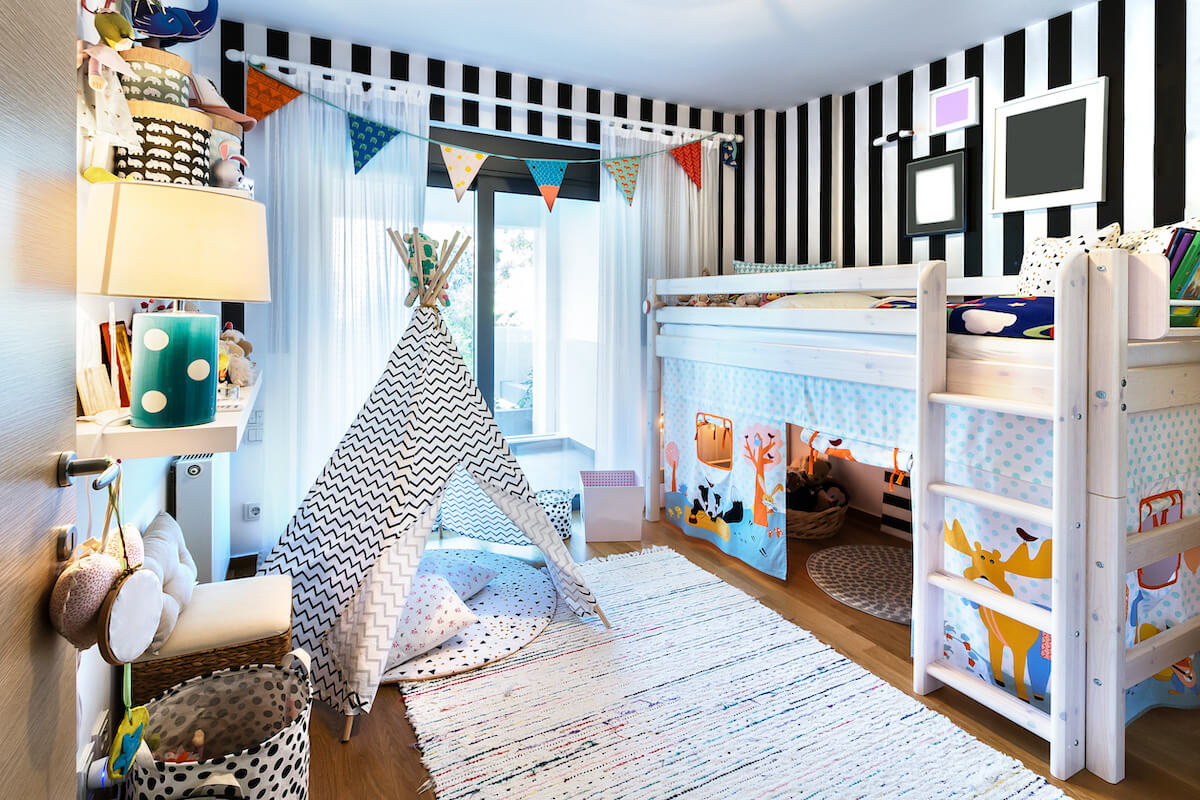 Kids' bedroom with a bunk bed and a teepee