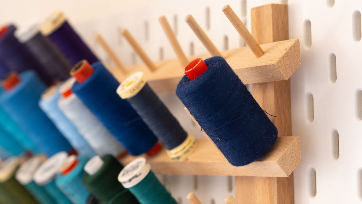 Sewing threads arranged on a wall