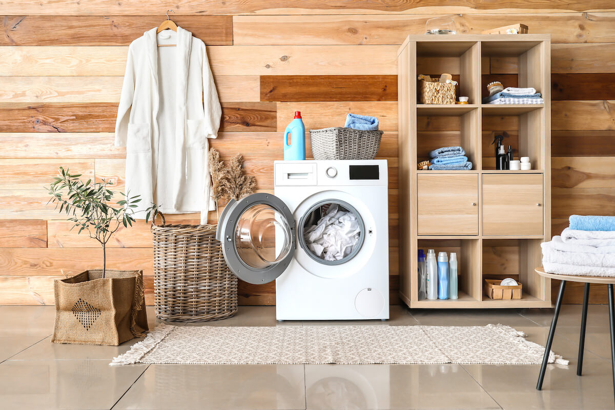 Laundry room ideas: wooden themed laundry room